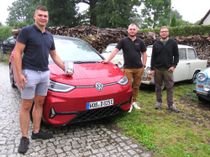 Timo Binge, Jim Schwarz und Tommy-Lee Drechsler (v.l.n.r.) sind mit dem Elektroauto auf dem Weg nach Neapel.