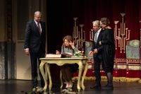 Karoline Newman, Mitglied der Stifterfamilie der Max-Grünebaum-Stiftung, beim Eintrag in das Goldene Buch der Stadt Cottbus.