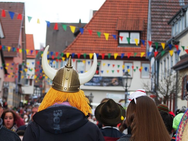 Faschingsumzug durch die Innenstadt.