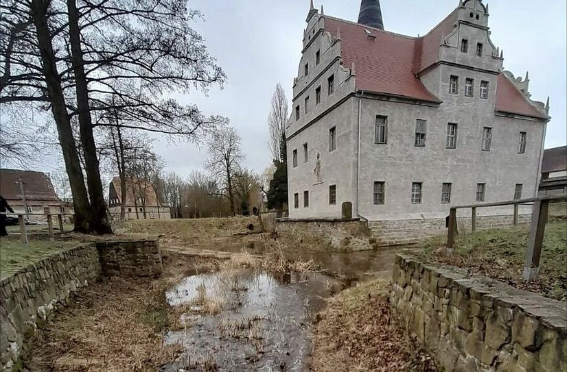 Das Wasserschloss Oberau bekommt sein Wasser zurück.