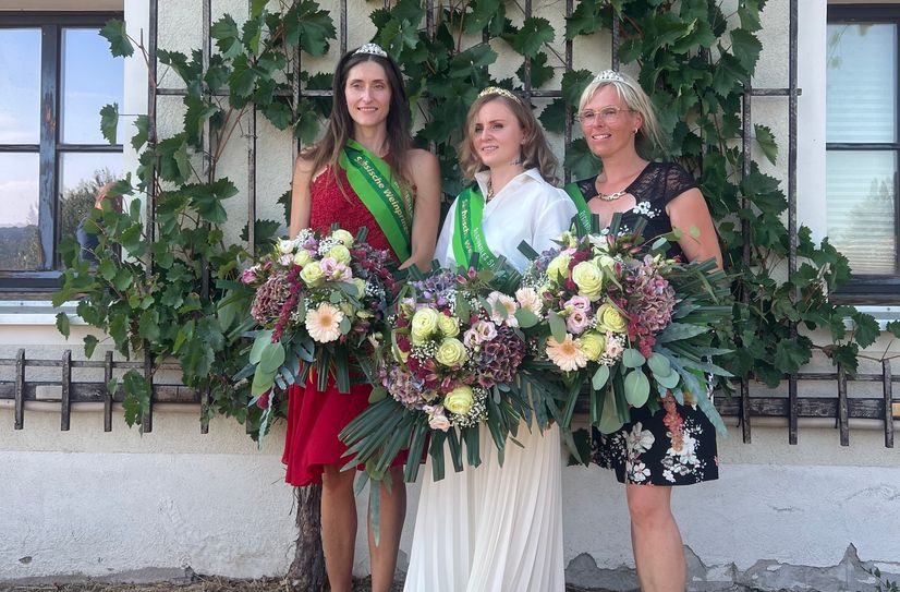 Ivanna Wübken (M.) aus Coswig vertritt als neue Weinkönigin das Weinbaugebiet Sachsen. Begleitet wird sie von den Weinprinzessinnen Antje Peschel (r.) aus Diesbar-Seußlitz und Janine Merkel (l.) aus Dresden.