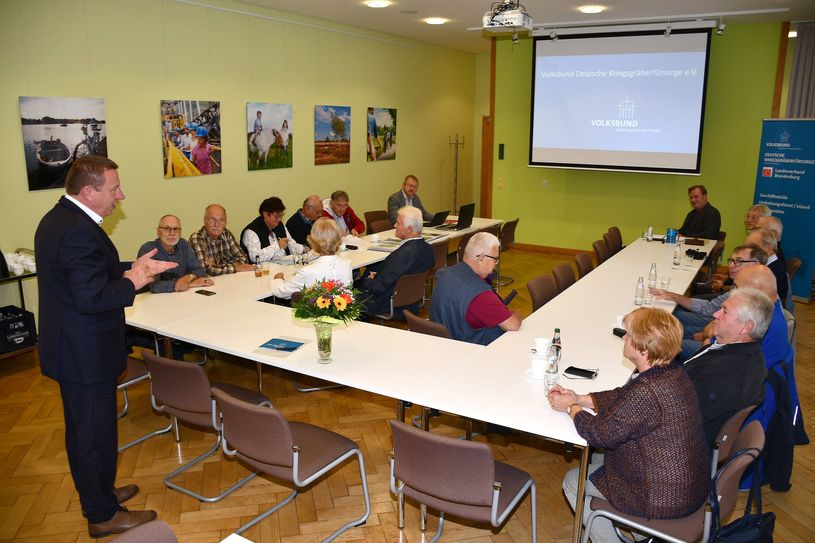 Um Bilanz und Ausblick ging es bei der Mitgliederversammlung des Volksbund-Kreisverbandes Elbe-Elster im Kreishaus Herzberg mit dem Kreisvorsitzenden Landrat Christian Jaschinski (stehend).