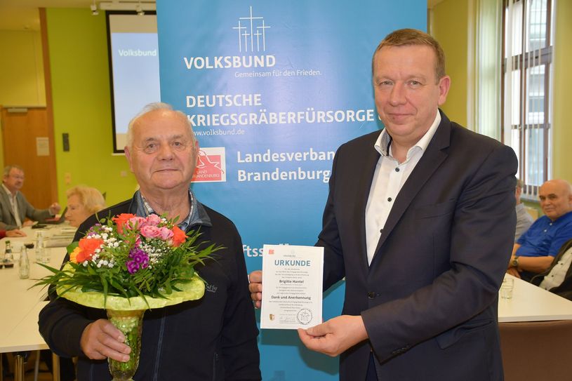 Volksbund-Mitglied Manfred Knispel aus Neuburxdorf und Kreisvorsitzender Landrat Christian Jaschinski mit der Anerkennungsurkunde für Brigitte Hantel, die nicht persönlich anwesend sein konnte.
Foto: Pressestelle Kreisverwaltung
