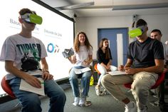 Schüler mit VR-Brillen informieren sich an der BTU.