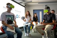 Schüler mit VR-Brillen informieren sich an der BTU.