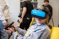 Schülerin mit VR-Brille an der BTU.