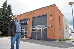 Bürgermeister Hardy Glausch zeigt auf das neue Gerätehaus der Klixer Wehr.