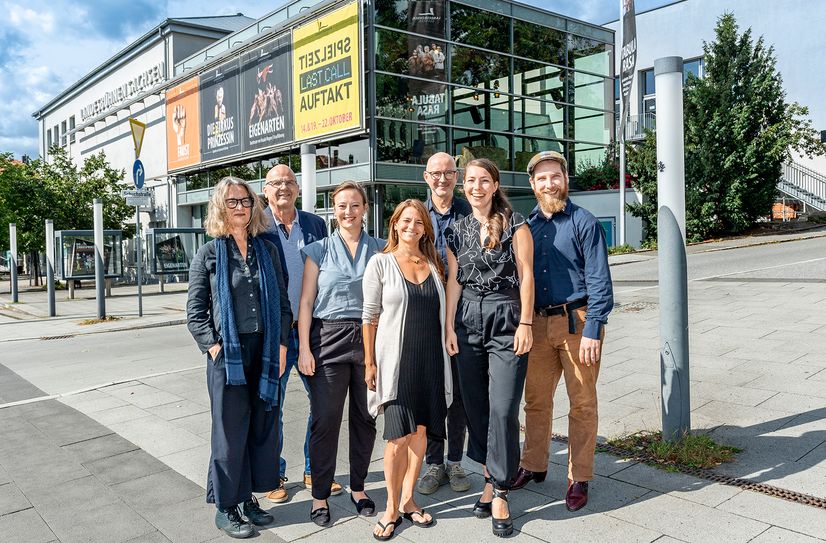 Das Leitungsteam der Landesbühnen Sachsen (v.l.n.r.): Ruth Heynen (Chefdramaturgin), Manuel Schöbel (Intendant und Geschäftsführer), Kai Anne Schuhmacher (Operndirektorin), Natalie Wagner (Leiterin der Tanzcompagnie und Chefchoreografin), Steffen Pietsch (Leiter junges.studio), Franziska Till (Figurentheater / Theaterpädagogin) und Jan Meyer (Oberspielleiter Schauspiel).