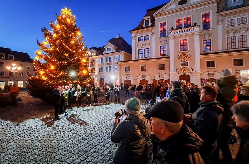 Gehört zum Wichteltag: Das traditionelle Erleuchten des Löbauer Weihnachtsbaumes.