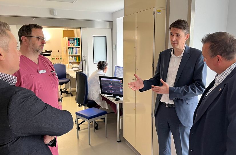 Landrat Sven Herzberger (r.) im Gespräch mit Krankenhausgeschäftsführer André Jasper (2.v.r.) und Sana Clustergeschäftsführer Marc Bernstädt (l.) während der Erkundungstour durch die Spreewaldklinik Lübben.