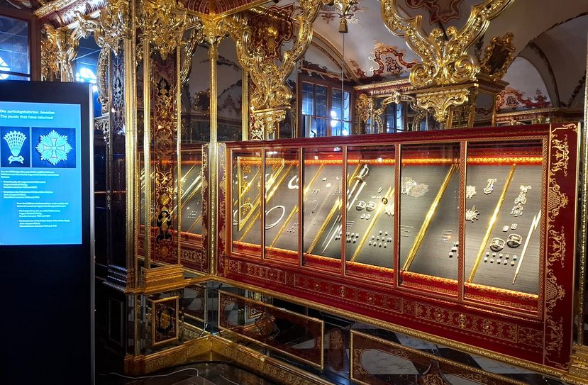 Auf diese Vitrine hatten es die Clan-Kriminellen 2019 abgesehen.