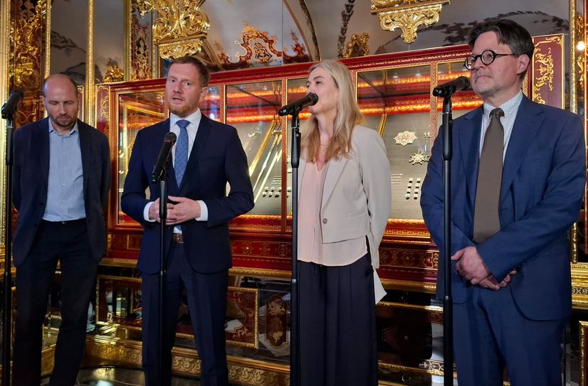 Pressekonferenz mit Marion Ackermann und Sachsens Ministerpräsident Michael Kretschmer im Grünen Gewölbe (2.v.li.).