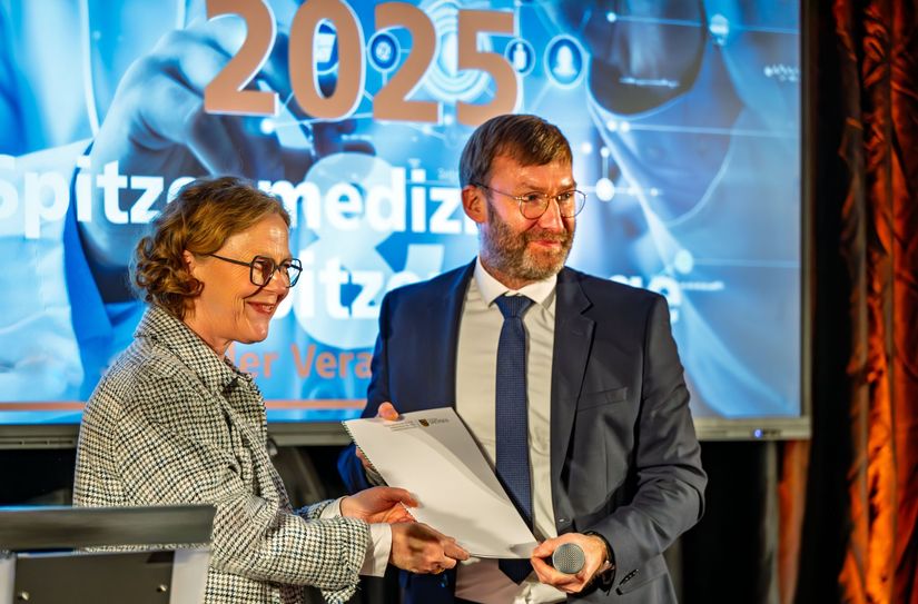 Infrastrukturministerin Regina Kraushaar übergab zum Neujahrsempfang einen Fördermittelbescheid an Oberlausitz-Kliniken-Geschäftsführer Jörg Scharfenberg.