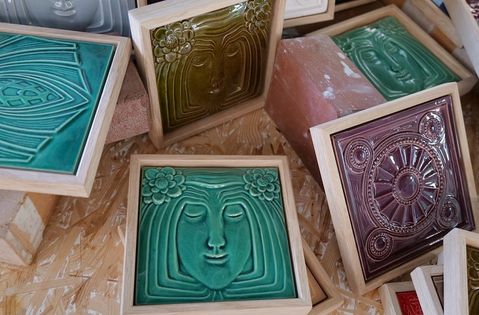 Die kunstvoll gestalteten Kacheln mit stabilem Rahmen aus hochwertigem Eichenholz sind ab sofort in der Tourist-Information Meißen erhältlich.