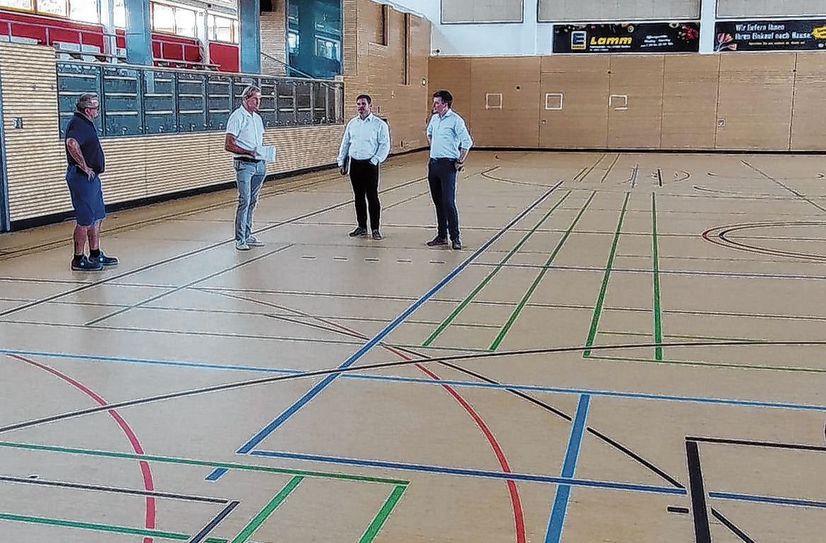 Gemeinsam mit Hausmeister Steffen Scholz sowie Gerd Zickler und Alexander Mütze vom Sachgebiet Objektverwaltung der Stadt Meißen begutachtete Bürgermeister Markus Renner (r.) den nun wieder einwandfreien Hallenboden.