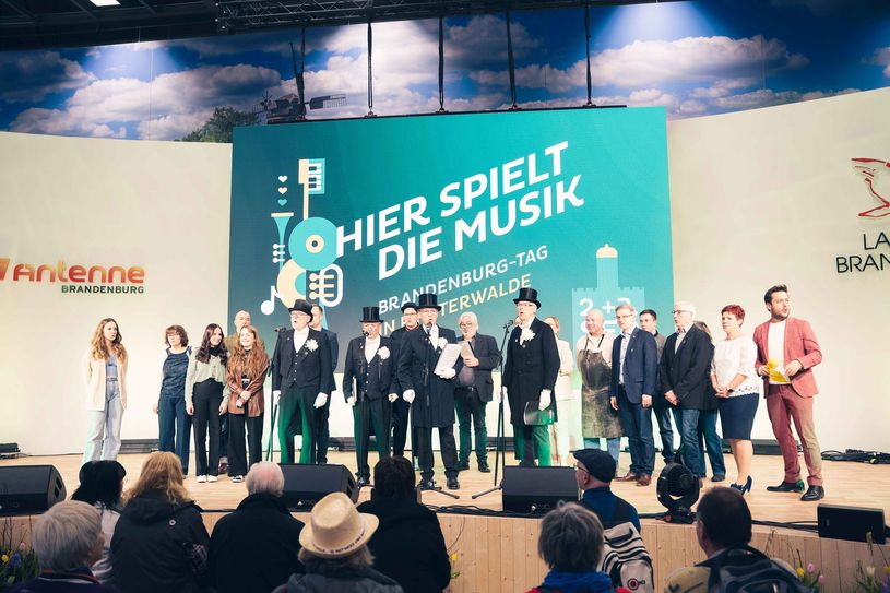 Elbe-Elster 2024 auf der Bühne in der Brandenburghalle: U.a. mit den Finsterwalder Sängern warb die Gastgeberstadt Finsterwalde für den Brandenburg-Tag im Landkreis EE.