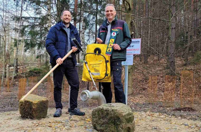 Der Bad Schandauer Bürgermeister Thomas Kunack und Uwe Borrmeister, Leiter Nationalpark- und Forstverwaltung Sächsische Schweiz (re.), haben die Löschwasserzisterne in der Nähe der Schrammsteine in Betrieb genommen.