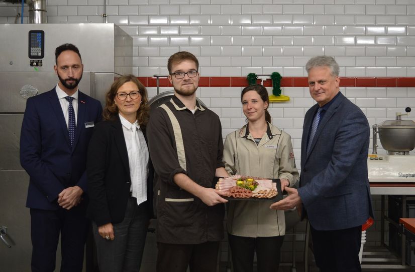 Stefan Krug (HWK Dresden, l.), Marion Richter (Agentur für Arbeit, 2.v.l.) und Torsten Köhler (IHK Dresden, r.) stellten die Bilanz zum ostsächsischen Ausbildungsmarkt 2023/24 in den Räumen der Fleischerei Richter in Löbau vor. Azubi Jeremy Pötzschke (3.v.l.) und Ausbilderin Anne-Marie Schmidt (2.v.r.) brachten dabei auch ihre Erfahrungen ein.