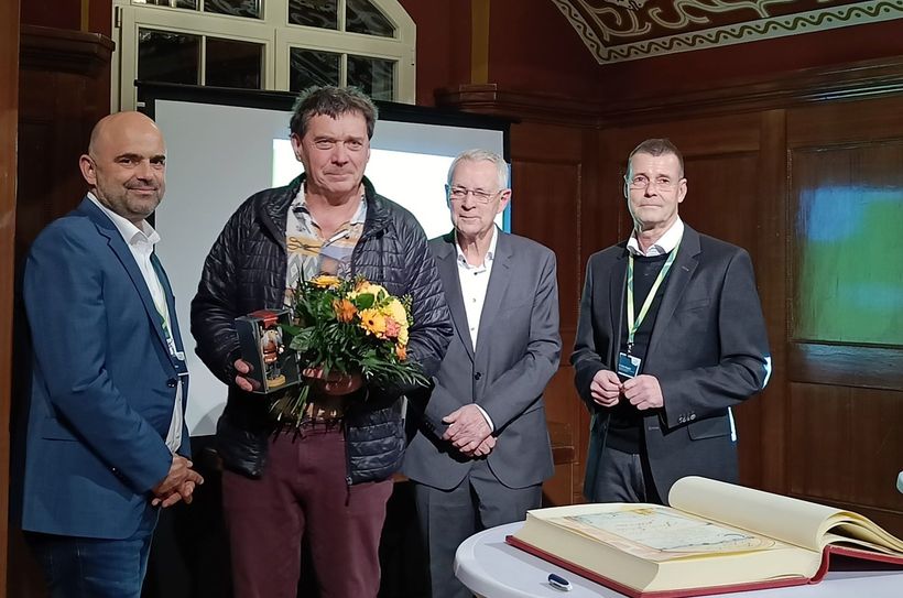 Frank Selbitz (2.vo.li.) durfte sich jetzt in das Goldene Buch der Stadt Lübben eintragen. Zu den ersten Gratulanten gehörten Bügermeister Jends Richter (li.), Laudator Siegfried Minetzke (2.vo.re.) und Peter Rogalla (re.), Vorsitzender der Stadtverordnetenversammlung Lübben.