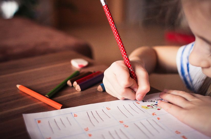 Kinder und ihre Eltern können gemeinsam kreativ werden, um sich mit diesem ernsten Thema zu beschäftigen.