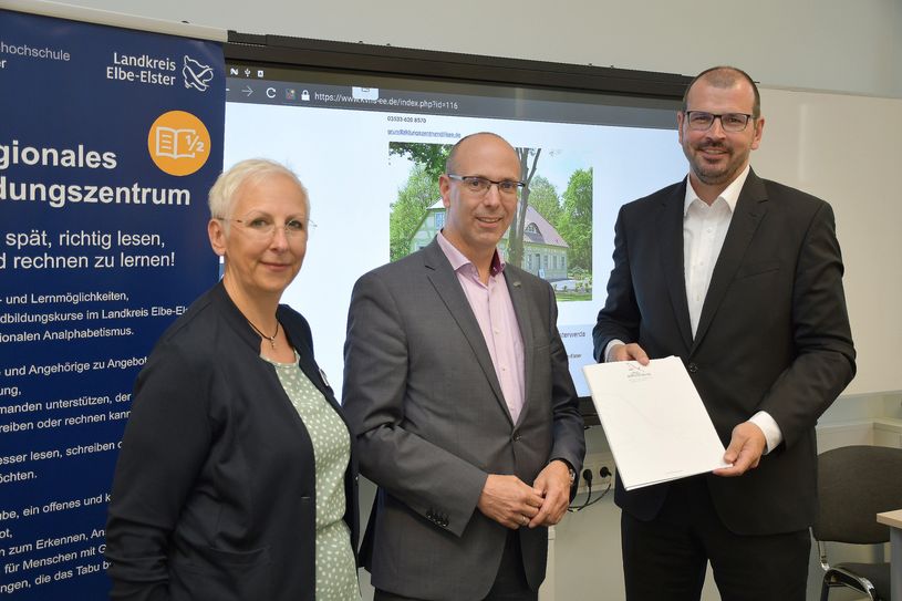 Die Projektleiterin Grundbildungszentrum und der Erste Beigeordnete, Roland Neumann, nahmen den Fördermittelbescheid in Höhe von rund 280.000 Euro für das Grundbildungszentrum von Bildungsminister Steffen Freiberg (v.l.) entgegen.