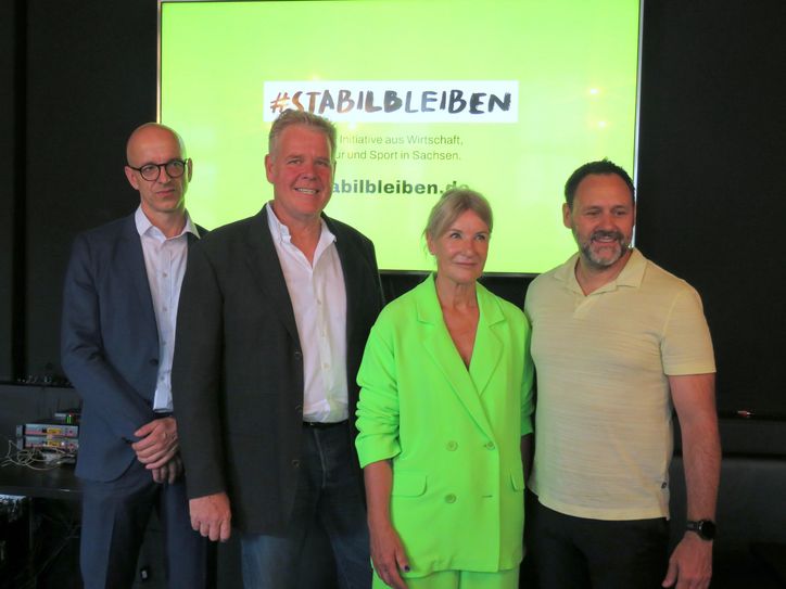 Christian Sommer, Head of Corporate Communications and Public Affairs von Volkswagen Sachsen, Florian Zweig, Initiator des Owyo Campus, Ulrike Lerchl, CEO von Oberüber Karger und Christian Dahms, Hauptgeschäftsführer des Landessportbundes Sachsen, stellten das Projekt in Dresden vor (v.l.n.r.).