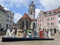Oberbürgermeister Olaf Raschke (3.v.l.) und Stadtmarketing-Chef Christian Friedel (3.v.r.) haben gemeinsam mit den Künstlern, die die einzelnen Buchstaben gestaltet haben, Meißens ersten Selfie-Point auf dem Marktplatz eingeweiht. Dort wird er vorerst bis nach dem Weinfest stehen bleiben.