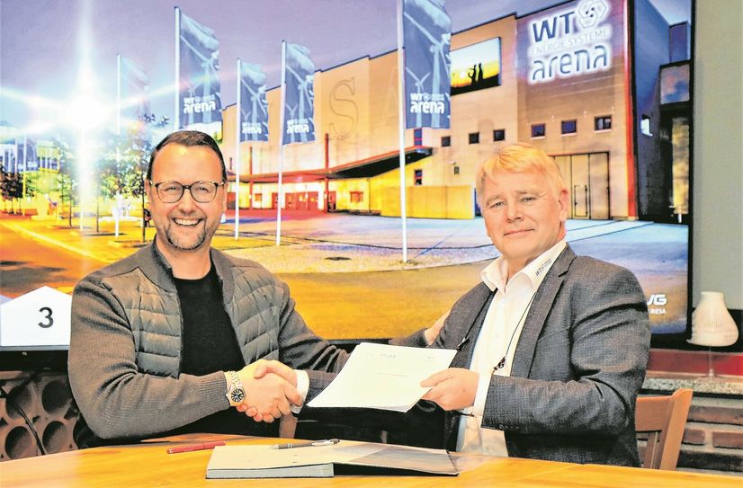 Zwei zufriedene Gesichter: FVG-Geschäftsführer John Jaeschke (l.) freut sich über die  neue Kooperation mit Dietmar Tietz und seinem Team der WT Energiesysteme GmbH, die der Veranstaltungshalle bald einen neuen Namen gibt.