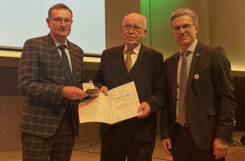 Ernst Hampicke (Mitte) wurde mit der Louis-Schiller-Medaille ausgezeichnet.
