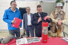 Ein historischer Feuerlöscher dient den Kameraden der Riesaer Wehr als Zeitkapsel für den Neubau der Feuerwache an der Klötzerstraße.