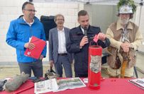Ein historischer Feuerlöscher dient den Kameraden der Riesaer Wehr als Zeitkapsel für den Neubau der Feuerwache an der Klötzerstraße.