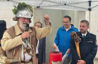 Der Riesaer Riese als historischer Brandmeister spenden einen NOTNAGEL für die Zeitkapsel.