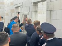 Auch der Oberbürgermeister Marco Müller schraubt einige Schrauben in den Grundstein.
