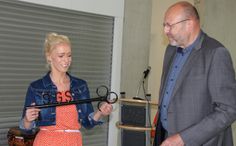 Die Questenbergschule wurde vor drei Jahren im frisch sanierten und erweitertem Zustand an die Schüler übergeben: OB Olaf Raschke und Schulleiterin Antje Buschmann.