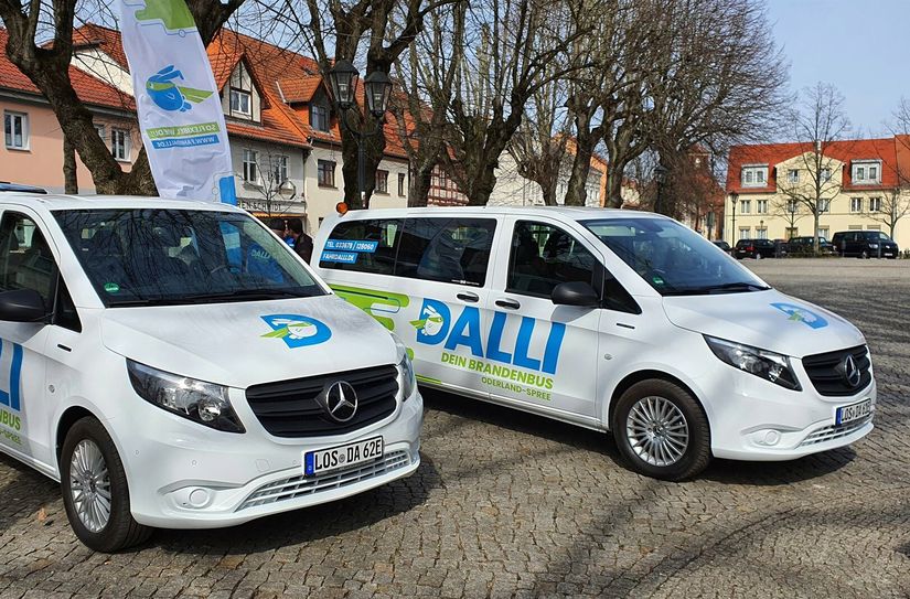 Zwei von inzwischen vier Fahrzeugen des DALLI-On-Demand-Projekts auf dem Markplatz in Storkow.