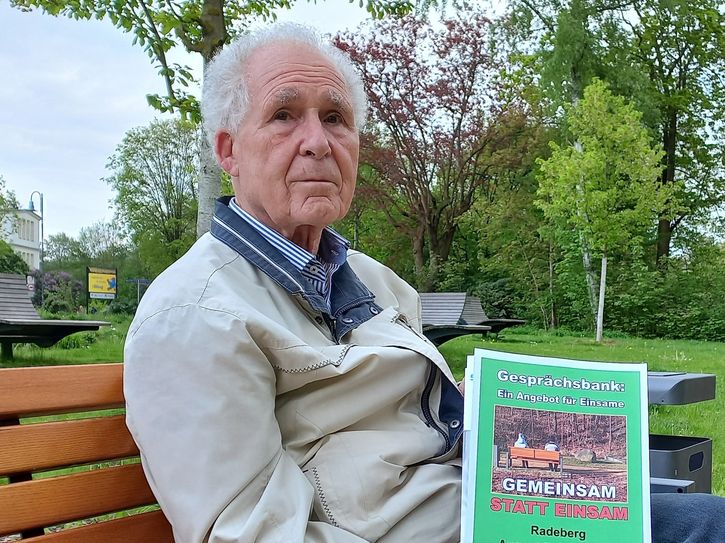 Dr. Hartmut Kirschner teilt mit, dass die Gesprächsbank im Winterhalbjahr ins Rathaus umzieht.
 Foto: Matthias Stark