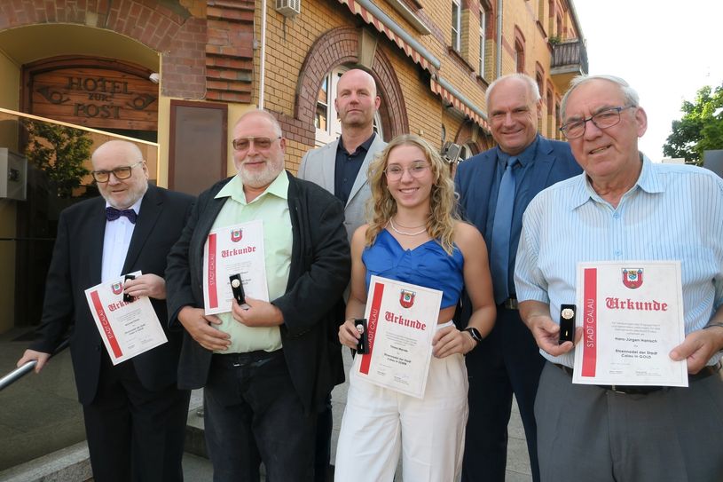 Die Ausgezeichneten (vordere Reihe, von links): Michael Petras, Peter Schollbach, Timea Mende und Hans-Jürgen Hanisch. Hinten im Bild (von links) sind Bürgermeister Marco Babenz und Knut Jende, Vorsitzender der Stadtverordnetenversammlung.