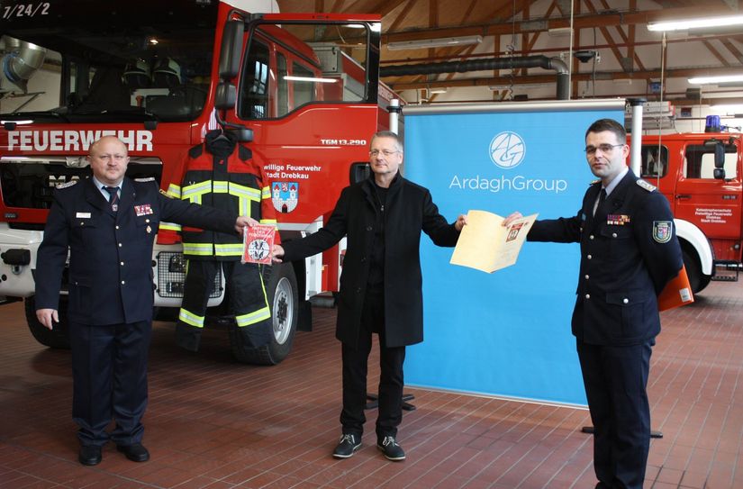 Hier war die Welt noch in Ordnung: 2021 überreichte der Vorstandsvorsitzende des KFV, Robert Buder (r.) in Vertretung des Landesfeuerwehrverbandes die Partnerschaftsurkunde an Werkleiter Matthias Wirth. Kreisbrandmeister Stefan Grothe (l.) übergab das Förderschild.