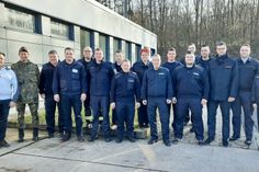 Die Teilnehmer aus Elbe-Elster spielten eine konkrete Lage mit Güterzugunfall, Gefahrgutaustritt und Brandfolge durch. 
 Foto: Sören Zaack/Blaulichtreport EE e.V.