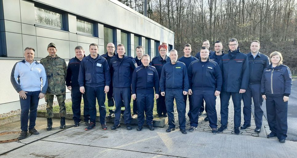 Die Teilnehmer aus Elbe-Elster spielten eine konkrete Lage mit Güterzugunfall, Gefahrgutaustritt und Brandfolge durch. 
 Foto: Sören Zaack/Blaulichtreport EE e.V.