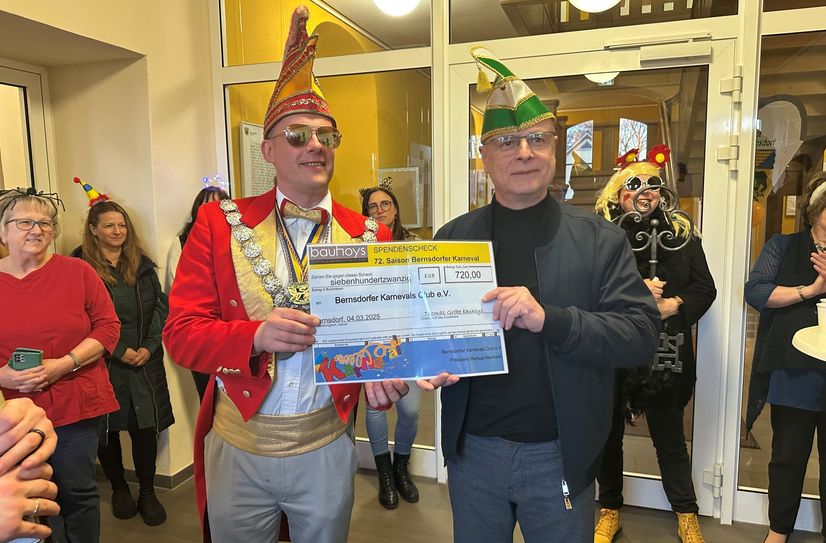 Bürgermeister Harry Habel (r.) überreicht die Spende der bauhoys Planungsgesellschaft mbH Hoyerswerda an BKC-Chef Marcus Neumann.