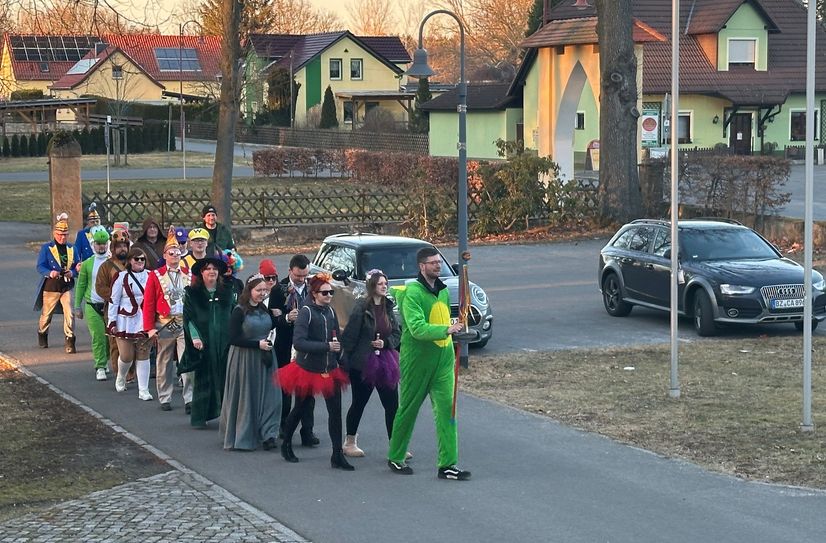 Vertreter des Bernsdorfer Karnevalclubs auf dem Weg zum Rathaus.