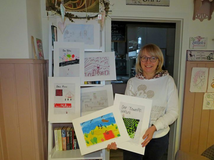 Sylvia Hübner mit einer Auswahl der eingereichten Kunstwerke. Der Kindermalwettbewerb läuft noch bis Ende Februar. Foto: Silke Richter