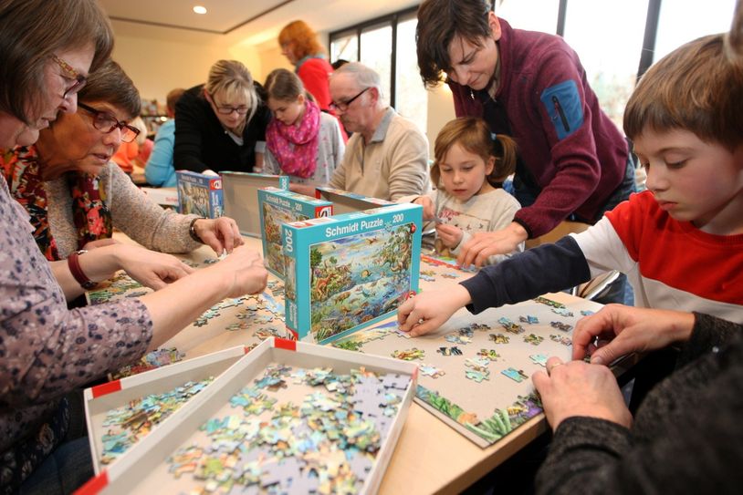 Alt und Jung sind mit Begeisterung  beim Speed-Puzzeln dabei. Fotos: D. Förster