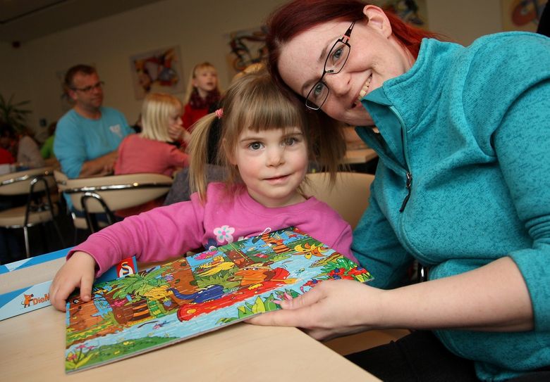 Stolz zeigen Stephanie Striegler und Emilia ihr Siegerpuzzle.
