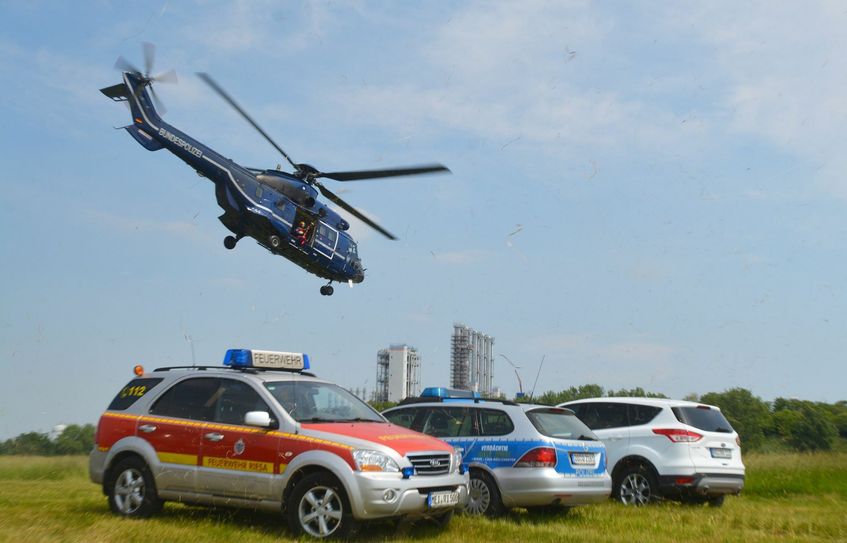 Die Luftrettung ist zwischen Schänitz und Nünchritz eingetroffen.  Fotos: Noack