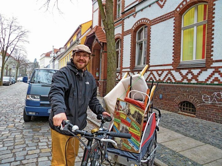 Christian Völker-Kieschnick freut sich über die vielen schönen Erinnerungen aus dem Kulturschalter, der bis dato in der alten Post beheimatet war. Foto: Silke Richter