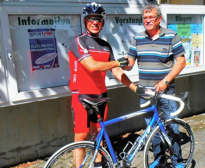 Detlef Brendler (li.) und Arnd Panoscha, Geschäftsführer des SV „Grün-Weiß“ Weißwasser. Foto: Verein