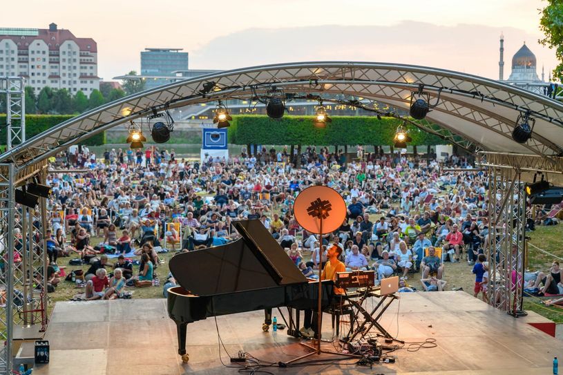 Der Palais Sommer erzielte 2019 einen Rekord von 95.000 Besuchern, selbst im Corona-Sommer 2020 kamen 92.000 Gäste zum größten eintrittsfreien Sommerfestival Dresdens. Foto: Palais Sommer