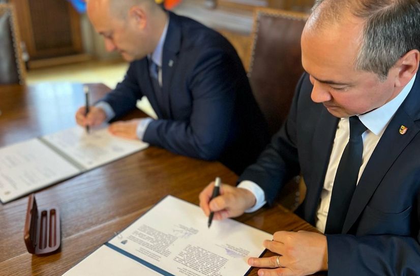 Der Zgorzelecer Bürgermeister Rafal Gronicz (links) und der Görlitzer Oberbürgermeister Octavian Ursu im Kleinen Sitzungssaal des Görlitzer Rathauses bei der Unterzeichnung der Vereinbarung.